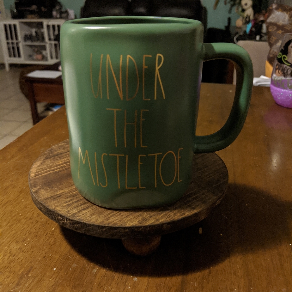 Ray Dunn Under the mistletoe mug